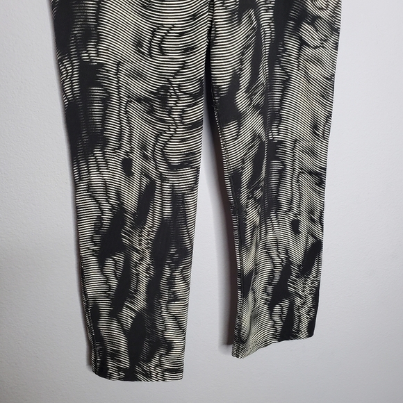 Nike Black Legendary Waves Printed Cropped Legging - Picture 8 of 11